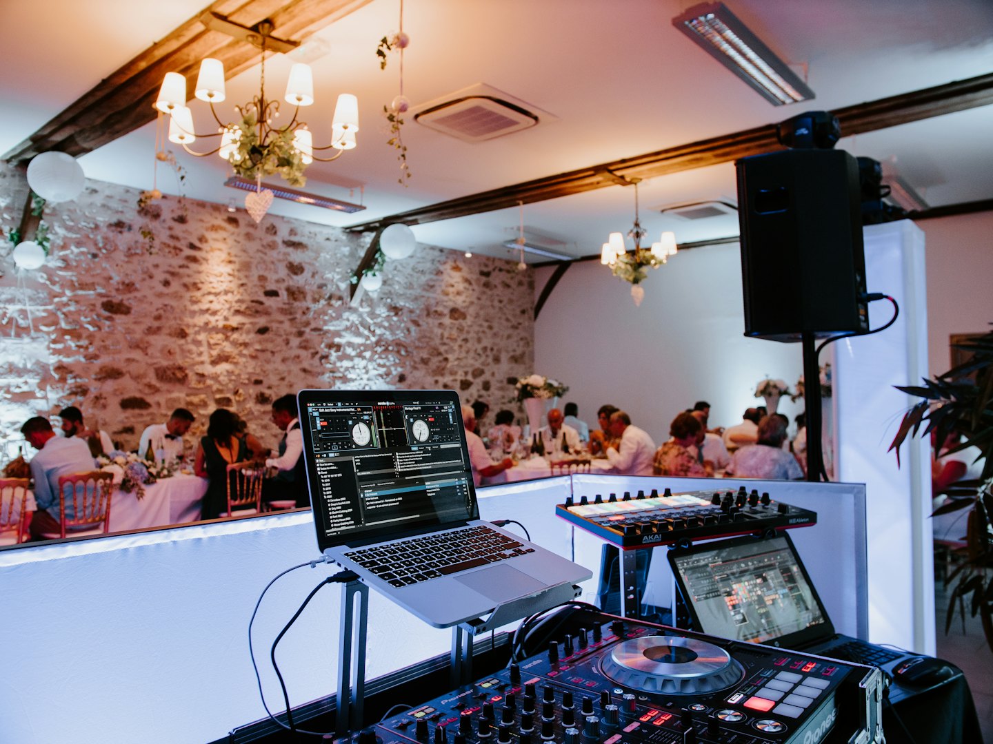 Professionelle DJ-Ausrüstung für eine private Feier aufgebaut.