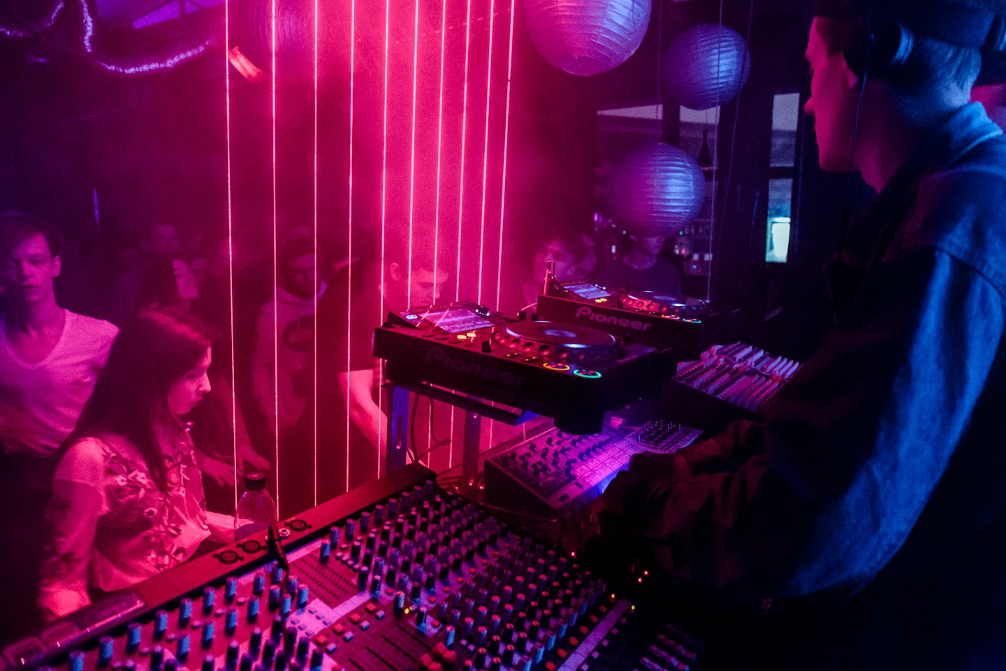 DJ legt im Nachtclub an Mischpult und Plattenspielern auf.
