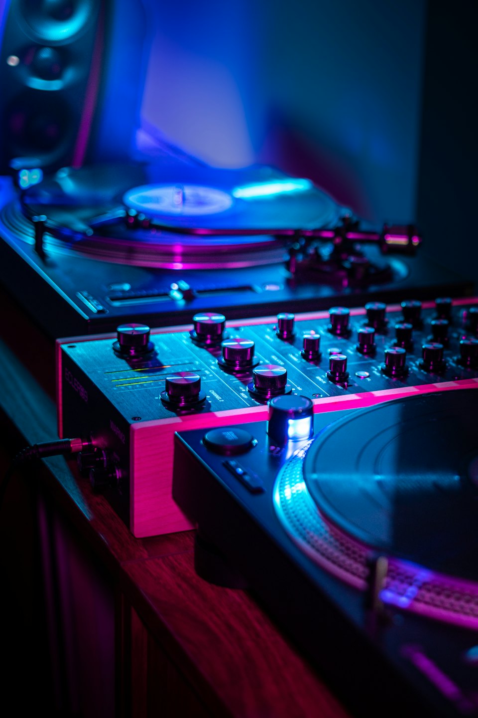 Professionelle DJ-Plattenspieler und ein Mischpult auf einem Tisch.