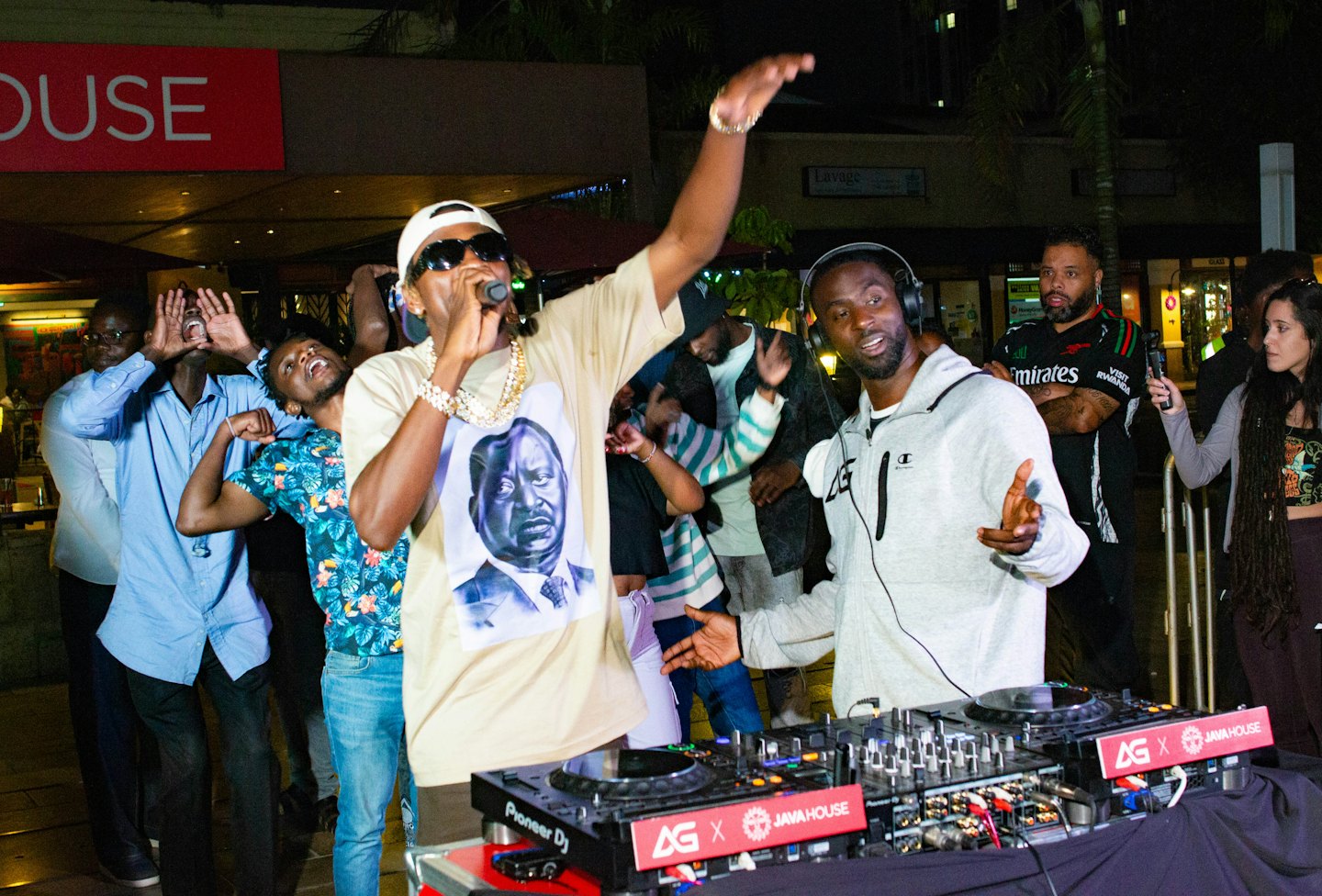 Ein Künstler und DJ unterhalten eine Menge bei einem Open-Air-Konzert.